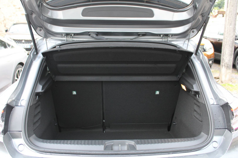 Photo 6 de l'offre de RENAULT CLIO VI TECHNO TCE 90 CV GPS 3D CAMÃRA USB JA 17 FULL LED I-COKPIT BLUETOOTH RÃGULATEUR à 19990€ chez Bougel transactions