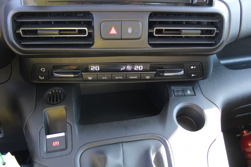 Photo 13 de l'offre de OPEL COMBO LIFE 1L5 DIESEL 100 GPS USB CLIM AUTO ABS JA RÃGULATEUR BLUETOOTH LEDS ACCOUDOIR à 15990€ chez Bougel transactions