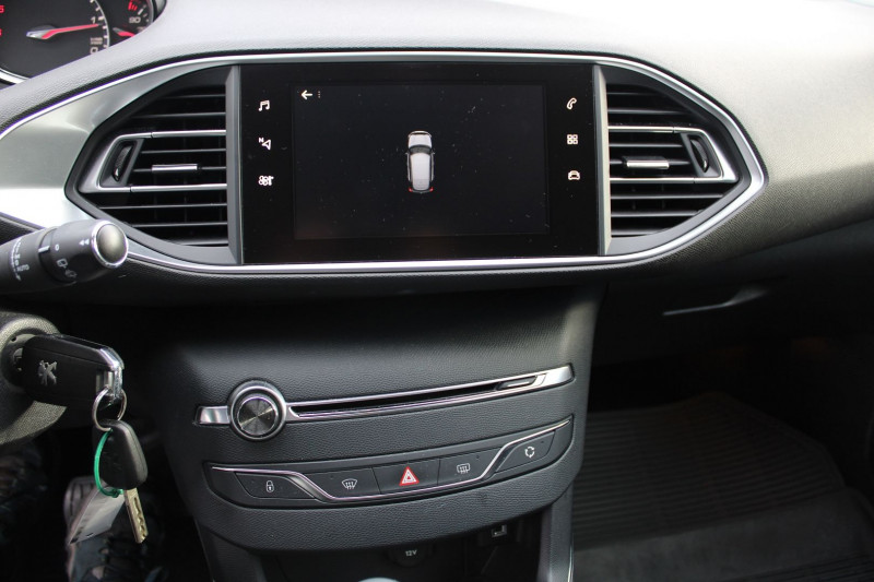 Photo 13 de l'offre de PEUGEOT 308 III 1L6 HDI 120 CV ALLURE GPS 3D CLIM MI/CUIR USB JA 16 RADAR BLUETOOTH RÃGULATEUR à 13500€ chez Bougel transactions