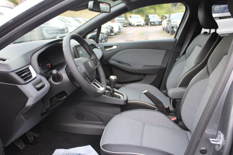 Photo 8 de l'offre de RENAULT CLIO VI TECHNO TCE 90 CV GPS 3D CAMÃRA USB JA 17 FULL LED I-COKPIT BLUETOOTH RÃGULATEUR à 19990€ chez Bougel transactions