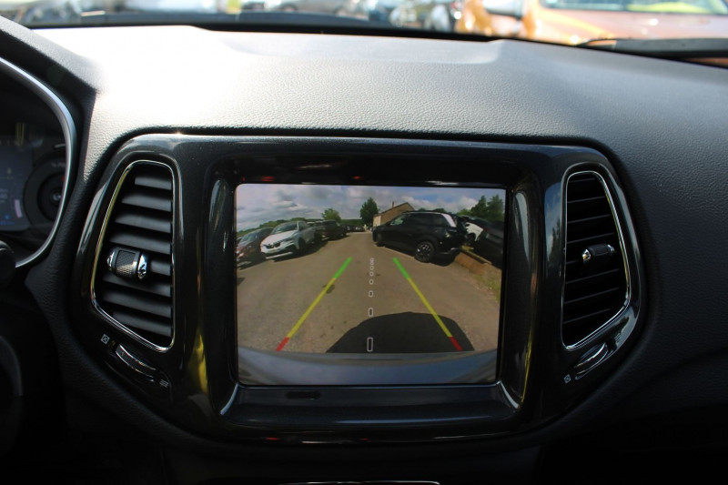 Photo 17 de l'offre de JEEP COMPASS GSE 240 CV S 4XE HYBRIDE "4X4" GPS 3D CAMÃRA TOIT PANO USB ATTELAGE BOITE AUTO à 21500€ chez Bougel transactions