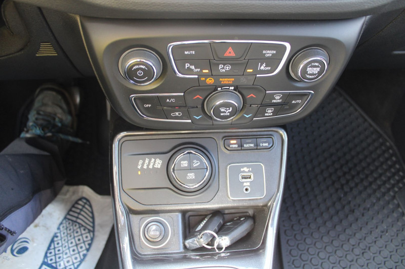 Photo 18 de l'offre de JEEP COMPASS GSE 240 CV S 4XE HYBRIDE "4X4" GPS 3D CAMÃRA TOIT PANO USB ATTELAGE BOITE AUTO à 21500€ chez Bougel transactions