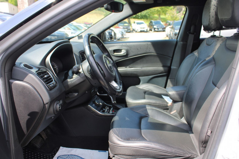 Photo 10 de l'offre de JEEP COMPASS GSE 240 CV S 4XE HYBRIDE "4X4" GPS 3D CAMÃRA TOIT PANO USB ATTELAGE BOITE AUTO à 21500€ chez Bougel transactions