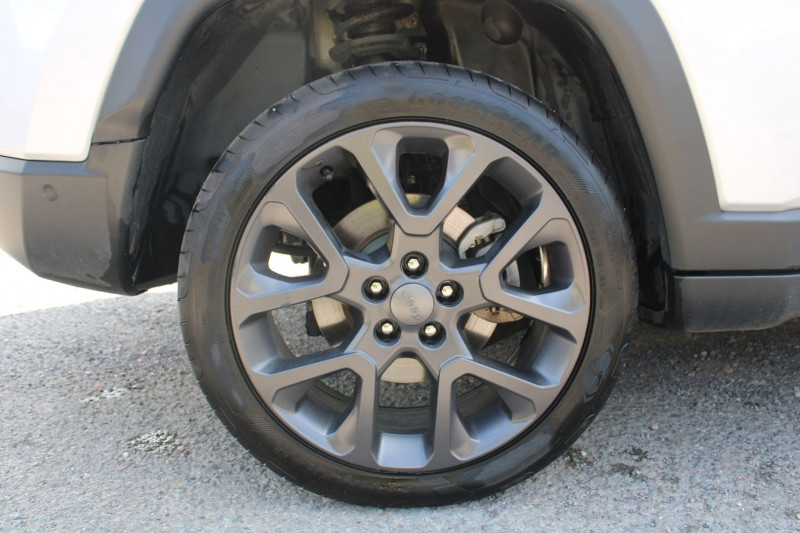 Photo 9 de l'offre de JEEP COMPASS GSE 240 CV S 4XE HYBRIDE "4X4" GPS 3D CAMÃRA TOIT PANO USB ATTELAGE BOITE AUTO à 21500€ chez Bougel transactions