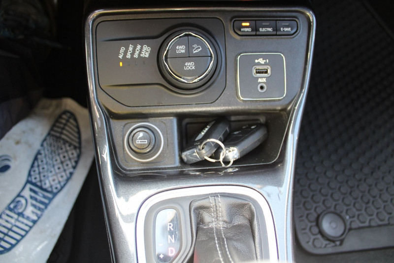Photo 20 de l'offre de JEEP COMPASS GSE 240 CV S 4XE HYBRIDE "4X4" GPS 3D CAMÃRA TOIT PANO USB ATTELAGE BOITE AUTO à 21500€ chez Bougel transactions