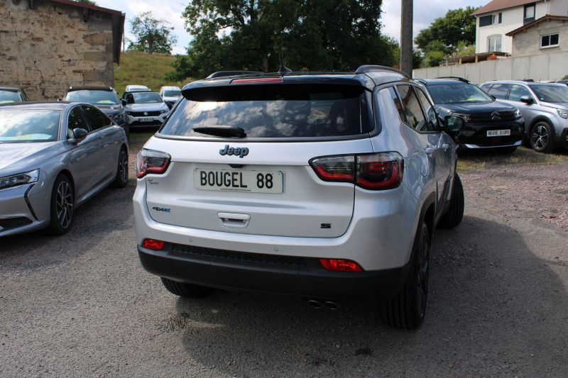 Photo 2 de l'offre de JEEP COMPASS GSE 240 CV S 4XE HYBRIDE "4X4" GPS 3D CAMÃRA TOIT PANO USB ATTELAGE BOITE AUTO à 21500€ chez Bougel transactions
