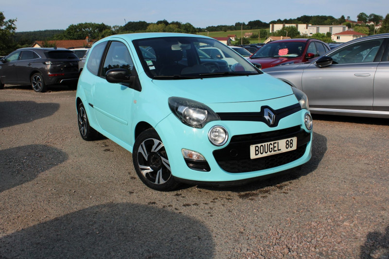 Photo Renault TWINGO III SUMMERTIME 1L2 ESSENCE 75 CV CLIM AUTO USB JA 15 BLUETOOTH AUDIO MP3 RÃGULATEUR Essence BLEU ECLAIR en vente chez Bougel transactions Renault TWINGO III SUMMERTIME 1L2 ESSENCE 75 CV CLIM AUTO USB JA 15 BLUETOOTH AUDIO MP3 RÃGULATEUR Essence BLEU ECLAIR Occasion à vendre