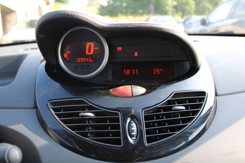 Photo 8 de l'offre de RENAULT TWINGO III SUMMERTIME 1L2 ESSENCE 75 CV CLIM AUTO USB JA 15 BLUETOOTH AUDIO MP3 RÃGULATEUR à 6500€ chez Bougel transactions