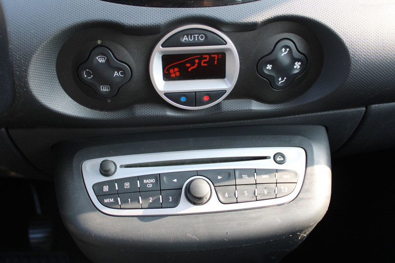 Photo 9 de l'offre de RENAULT TWINGO III SUMMERTIME 1L2 ESSENCE 75 CV CLIM AUTO USB JA 15 BLUETOOTH AUDIO MP3 RÃGULATEUR à 6500€ chez Bougel transactions