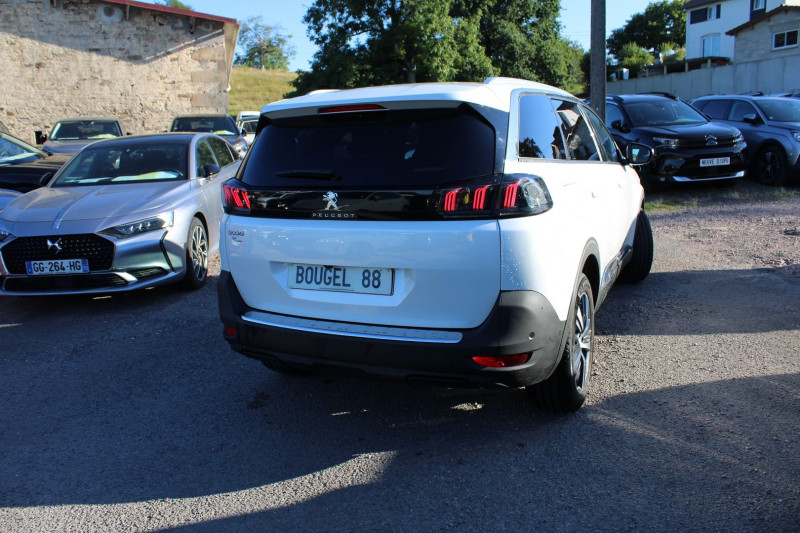 Photo 2 de l'offre de PEUGEOT 5008 PHASE 4 ALLURE PACK EAT8 BOITE AUTO PALETTE HYBRID 136 CV CAMÃRA 360 MI CUIR  7 PLACES à 28900€ chez Bougel transactions