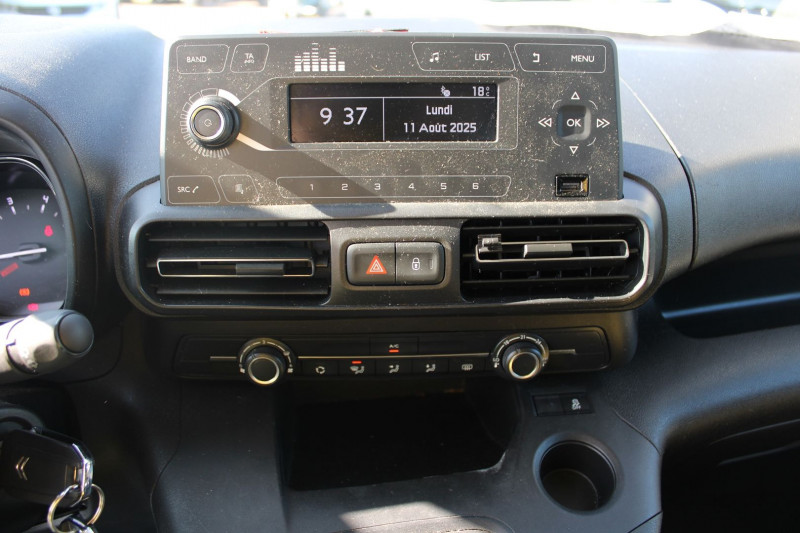 Photo 12 de l'offre de CITROEN BERLINGO 4 BLUEHDI 100 CV FEEL  5 PLACES CLIMAT RÃGULATEUR BLUETOOTH ABS ACCOUDOIR BOITE 6V à 16990€ chez Bougel transactions