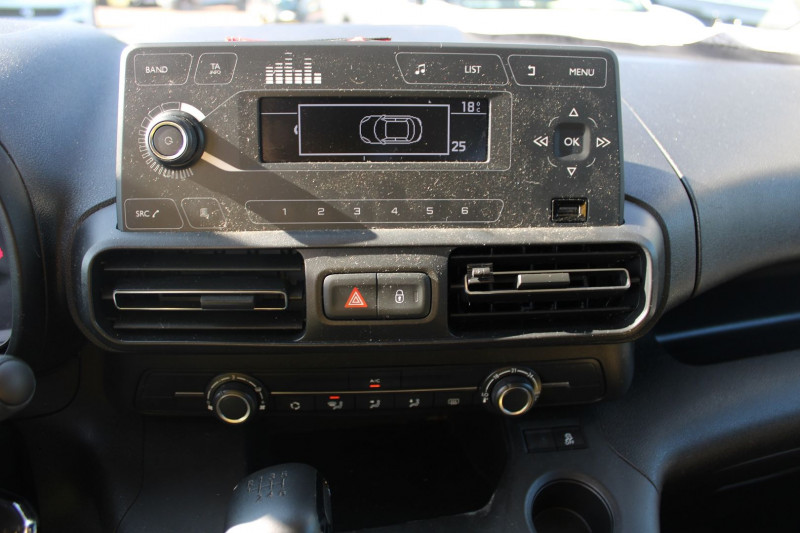 Photo 13 de l'offre de CITROEN BERLINGO 4 BLUEHDI 100 CV FEEL  5 PLACES CLIMAT RÃGULATEUR BLUETOOTH ABS ACCOUDOIR BOITE 6V à 16990€ chez Bougel transactions