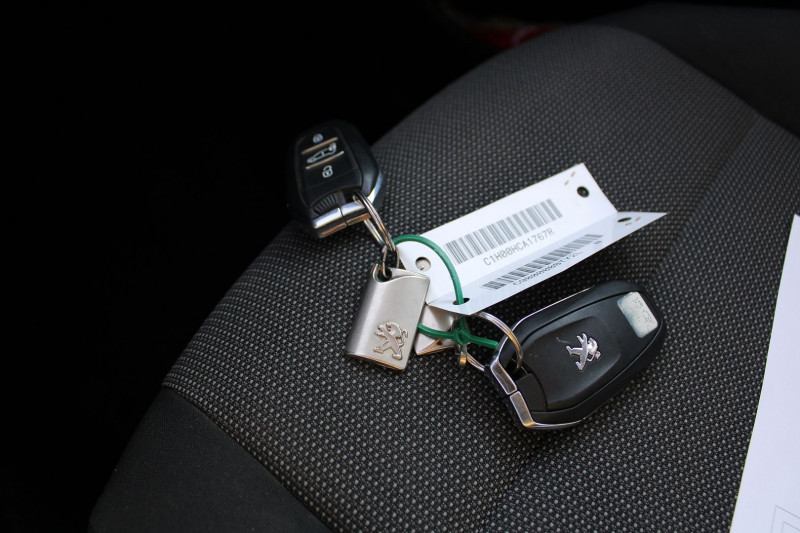 Photo 13 de l'offre de PEUGEOT PARTNER 4 AFFAIRE 1L6 HDI 100 CV PREMIUM PACK USB GPS 3D CAMÃRA JA 16 BLUETOOTH RÃGULATEUR à 12500€ chez Bougel transactions