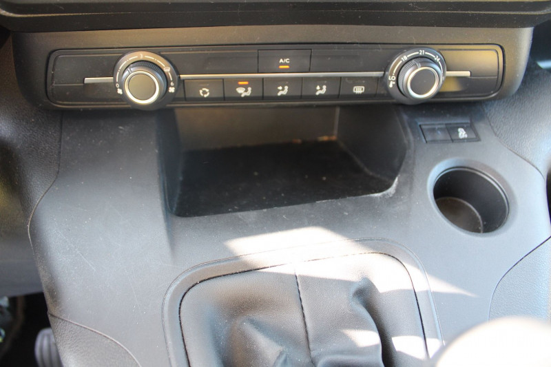 Photo 14 de l'offre de CITROEN BERLINGO 4 BLUEHDI 100 CV FEEL  5 PLACES CLIMAT RÃGULATEUR BLUETOOTH ABS ACCOUDOIR BOITE 6V à 16990€ chez Bougel transactions