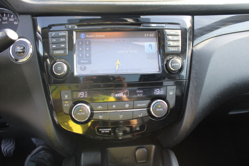 Photo 14 de l'offre de NISSAN QASHQAI III N-CONNECTA 1L5 DCI 110 CV GPS 3D CAMÃRA 360Â° MP3 USB JA 18 TOIT PANO RÃGULATEUR à 10990€ chez Bougel transactions
