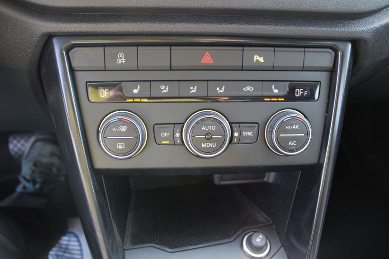 Photo 14 de l'offre de VOLKSWAGEN T-ROC LOUNGE TSI 150 CV ÃCRAB TACTILE MP3 JA 16 USB RADAR RÃGULATEUR BOITE AUTO DSG-7 à 18990€ chez Bougel transactions