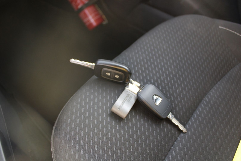 Photo 14 de l'offre de DACIA LODGY LAURÃATE DCI 95 CV 7 PLACES BOITE 6V GPS USB RÃGULATEUR BLUETOOTH CLIMAT  ABS à 15200€ chez Bougel transactions