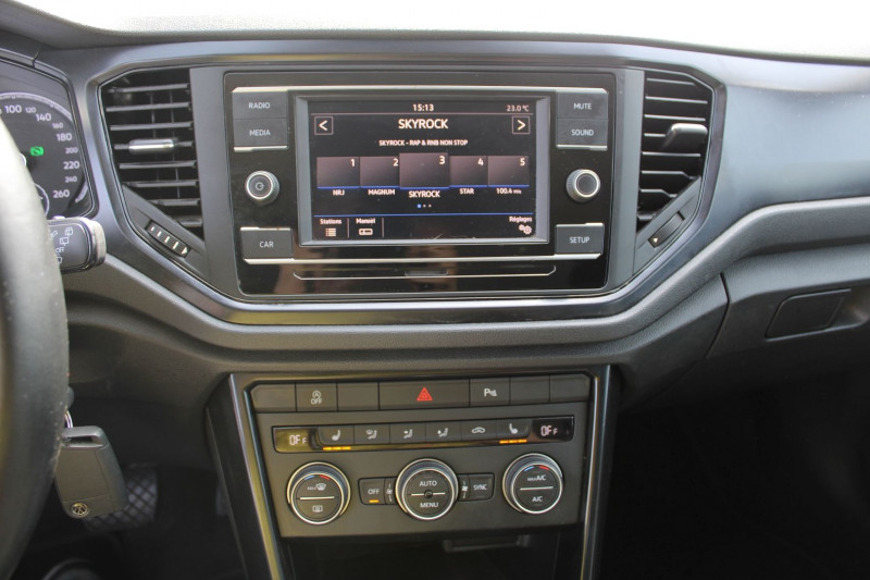 Photo 12 de l'offre de VOLKSWAGEN T-ROC LOUNGE TSI 150 CV ÃCRAB TACTILE MP3 JA 16 USB RADAR RÃGULATEUR BOITE AUTO DSG-7 à 18990€ chez Bougel transactions