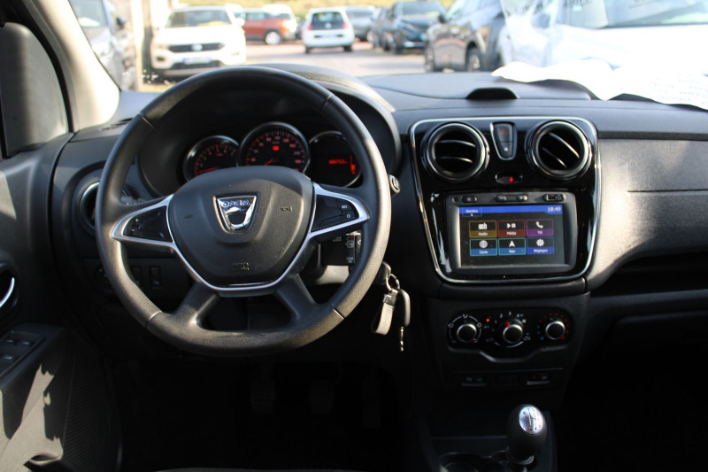 Photo 10 de l'offre de DACIA LODGY LAURÃATE DCI 95 CV 7 PLACES BOITE 6V GPS USB RÃGULATEUR BLUETOOTH CLIMAT  ABS à 15200€ chez Bougel transactions