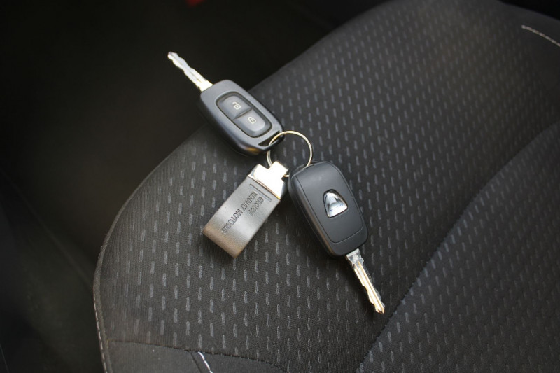 Photo 16 de l'offre de DACIA LODGY LAURÃATE DCI 95 CV 7 PLACES BOITE 6V GPS USB RÃGULATEUR BLUETOOTH CLIMAT  ABS à 15200€ chez Bougel transactions