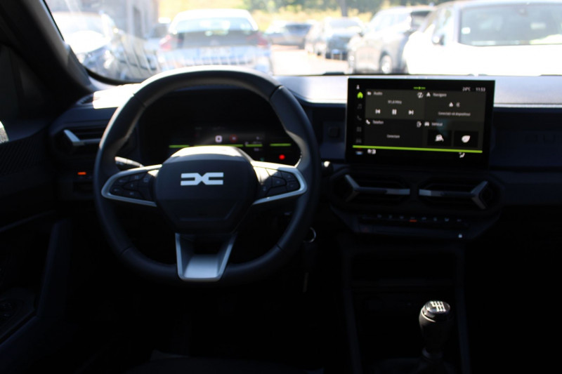 Photo 11 de l'offre de DACIA DUSTER VI EXPRESSION TCE 130 CV "4X4" GPS CARPLAY CAMÃRA AUDIO USB JA 17 FULL LED I-COKPIT à 25990€ chez Bougel transactions