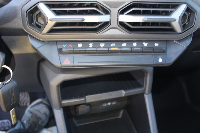 Photo 17 de l'offre de DACIA DUSTER VI EXPRESSION TCE 130 CV "4X4" GPS CARPLAY CAMÃRA AUDIO USB JA 17 FULL LED I-COKPIT à 25990€ chez Bougel transactions