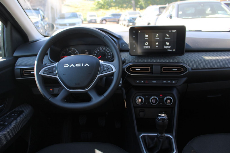 Photo 10 de l'offre de DACIA SANDERO 5 STEPWAY ECO GPL 100 CV EXPRESSION USB CAMÃRA GPS 3D FULL LED PK HIVER RÃGULATEUR à 18500€ chez Bougel transactions