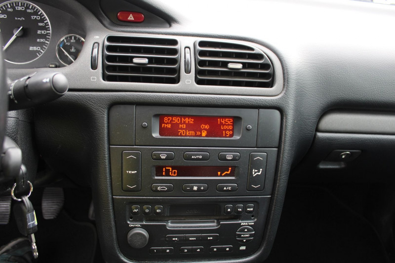 Photo 12 de l'offre de PEUGEOT 406 COUPE 2L2 HDI 136 CV PACK CUIR CHAUFFANT CLIM AUTO JA 16 MÃTAL RÃGULATEUR ORDI DE BORD à 9990€ chez Bougel transactions
