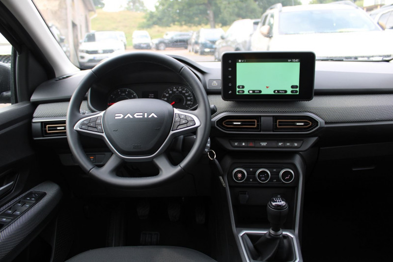Photo 9 de l'offre de DACIA SANDERO 5 STEPWAY ECO GPL 100 CV EXPRESSION USB CAMÃRA GPS 3D FULL LED PK HIVER RÃGULATEUR à 18500€ chez Bougel transactions