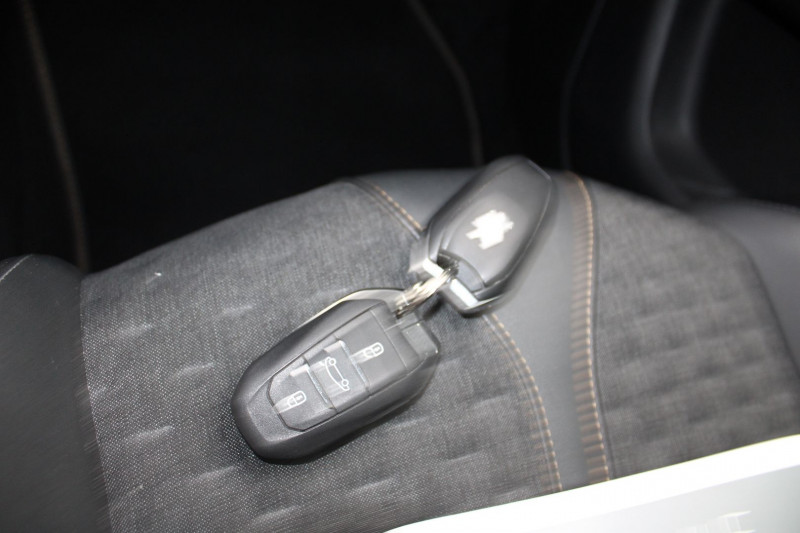 Photo 19 de l'offre de PEUGEOT 3008 PHASE 4 130 CV ROADTRIP GPS 3D CAMÃRA USB JA 18 I-COKPIT FULL LED BLUETOOTH RÃGULATEUR à 15900€ chez Bougel transactions