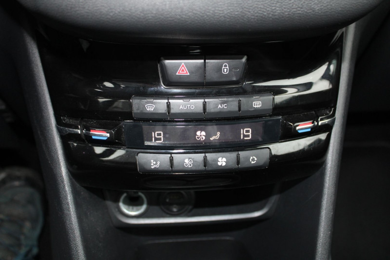 Photo 12 de l'offre de PEUGEOT 208 ALLURE 1L6 VTI 120 CV ÃCRAN TACTILE AUDIO USB JA 16 RADAR BLUETOOTH RÃGULATEUR à 6800€ chez Bougel transactions