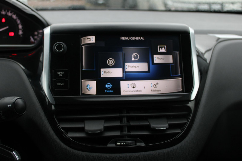 Photo 11 de l'offre de PEUGEOT 208 ALLURE 1L6 VTI 120 CV ÃCRAN TACTILE AUDIO USB JA 16 RADAR BLUETOOTH RÃGULATEUR à 6800€ chez Bougel transactions