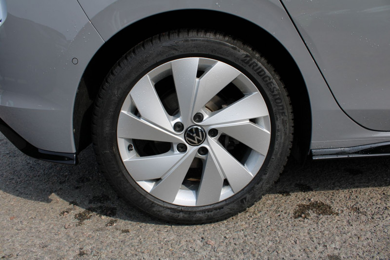 Photo 8 de l'offre de VOLKSWAGEN GOLF 8 R-LINE 2L TDI 150 CV GPS 3D CAMÃRA I-COKPIT FULL LED PACK HIVER BOITE AUTO DSG-7 à 33990€ chez Bougel transactions