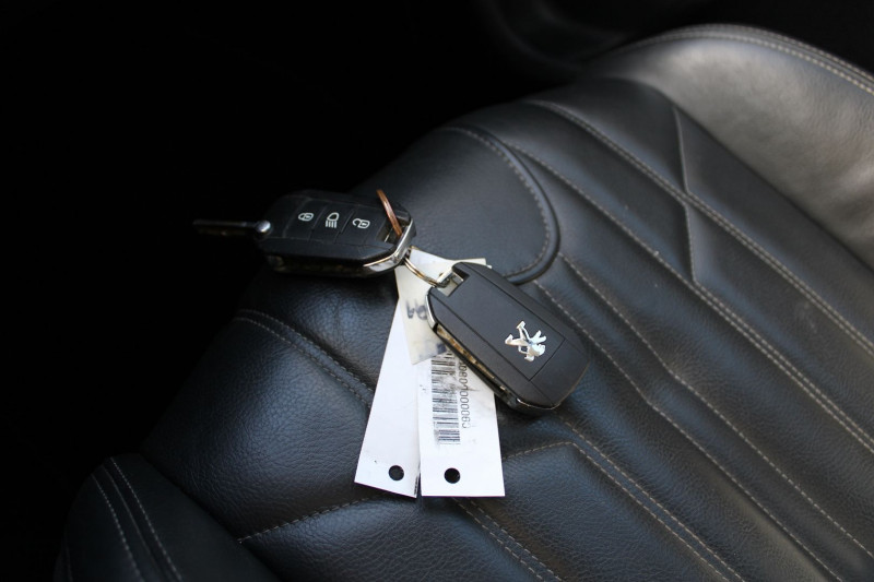 Photo 18 de l'offre de PEUGEOT 3008 III ALLURE BLUE HDI 130 CV GPS 3D CAMÃRA JA 18 TOIT PANO I-COKPIT BOITE AUTO EAT-8 à 17990€ chez Bougel transactions