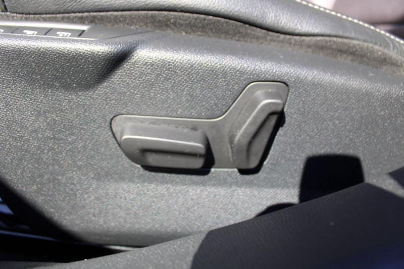 Photo 12 de l'offre de CITROEN C4 PHASE 4 SHINE BLUEHDI 130 CV EAT8 TOIT PANO CUIR SIÃGES ELECT. CAMÃRA GPS FULL LEDS  ABS à 19500€ chez Bougel transactions