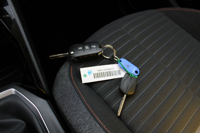 Photo 14 de l'offre de PEUGEOT 208 III ACTIVE PACK 75 CV ESSENCE GPS 3D USB LEDS JA 16 ABS RÃGULATEUR BLUETOOTH CLIM à 12500€ chez Bougel transactions