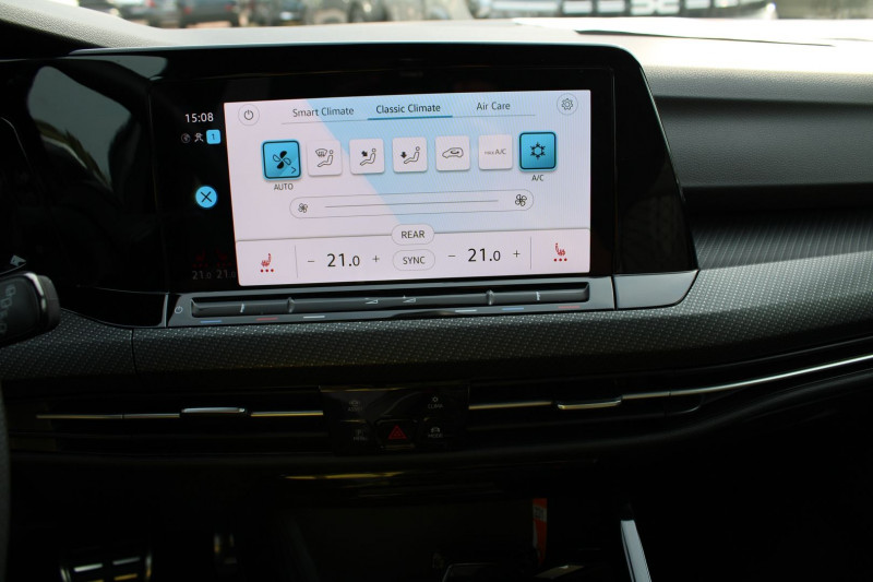 Photo 16 de l'offre de VOLKSWAGEN GOLF 8 R-LINE 2L TDI 150 CV GPS 3D CAMÃRA I-COKPIT FULL LED PACK HIVER BOITE AUTO DSG-7 à 33990€ chez Bougel transactions
