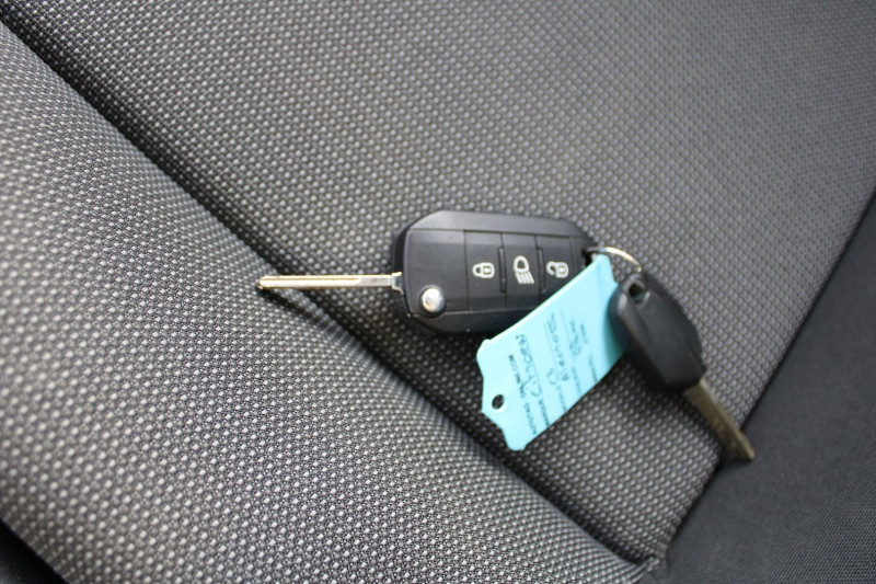 Photo 16 de l'offre de CITROEN C3 AIRCROSS FEEL BUSINESS 110 CV ESSENCE GPS 3D RADAR BLUETOOTH RÃGULATEUR BOITE AUTO EAT-6 à 11500€ chez Bougel transactions