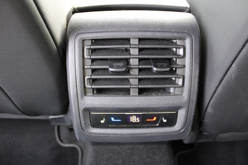 Photo 11 de l'offre de VOLKSWAGEN GOLF 8 R-LINE 2L TDI 150 CV GPS 3D CAMÃRA I-COKPIT FULL LED PACK HIVER BOITE AUTO DSG-7 à 33990€ chez Bougel transactions