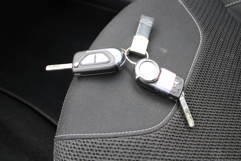 Photo 11 de l'offre de CITROEN DS3 SO CHIC 82 CV ESSENCE CLIM AUDIO SATELITTE MP3 RE USB RADAR BLUETOOTH RÃGULATEUR à 7990€ chez Bougel transactions