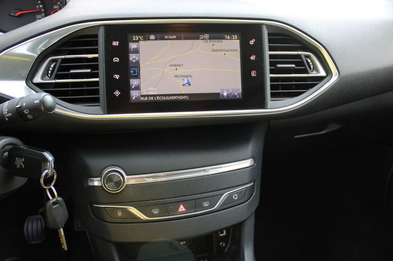 Photo 12 de l'offre de PEUGEOT 308 III SW ACTIVE 1L6 BLUE HDI 120 CV GPS 3D PK HIVER USB JA 16 RADAR BLUETOOTH RÃGULATEUR à 6500€ chez Bougel transactions