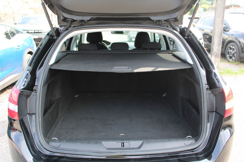 Photo 6 de l'offre de PEUGEOT 308 III SW ACTIVE 1L6 BLUE HDI 120 CV GPS 3D PK HIVER USB JA 16 RADAR BLUETOOTH RÃGULATEUR à 6500€ chez Bougel transactions