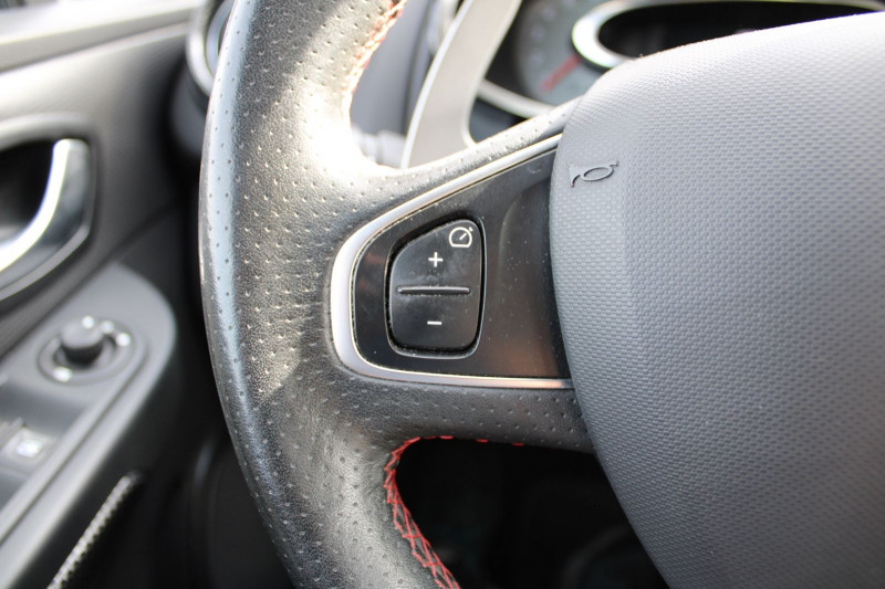 Photo 12 de l'offre de RENAULT CLIO 4 1.6 T 220CH ENERGY RS TROPHY EDC EURO6 2015 à 17990€ chez Bougel transactions