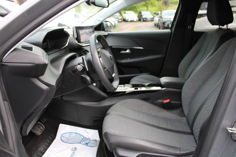Photo 8 de l'offre de PEUGEOT 208 PHASE 4 ALLURE 100 CV HYBRIDE GPS 3D CAMÃRA USB JA 16 I-COKPIT FULL LED BOITE AUTO DSC-6 à 19990€ chez Bougel transactions