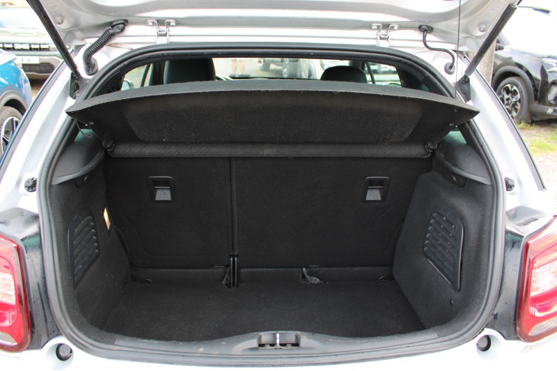 Photo 6 de l'offre de CITROEN DS3 SO CHIC 82 CV ESSENCE CLIM AUDIO SATELITTE MP3 RE USB RADAR BLUETOOTH RÃGULATEUR à 7990€ chez Bougel transactions