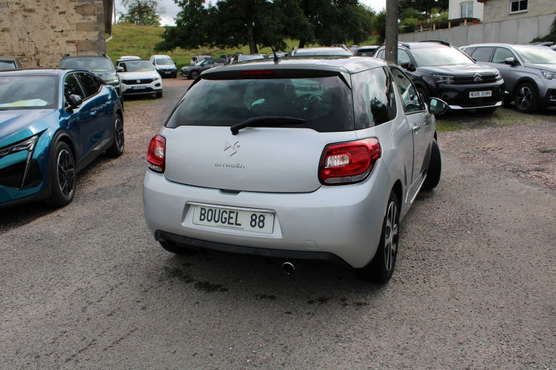 Photo 2 de l'offre de CITROEN DS3 SO CHIC 82 CV ESSENCE CLIM AUDIO SATELITTE MP3 RE USB RADAR BLUETOOTH RÃGULATEUR à 7990€ chez Bougel transactions
