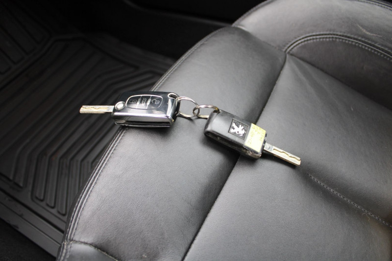 Photo 18 de l'offre de PEUGEOT RCZ 2L HDI 163 CV DIESEL GPS CUIR ELECT/CHAUFF RÃGULATEUR BLUETOOTH USB ABS LUXE BV6 à 13990€ chez Bougel transactions