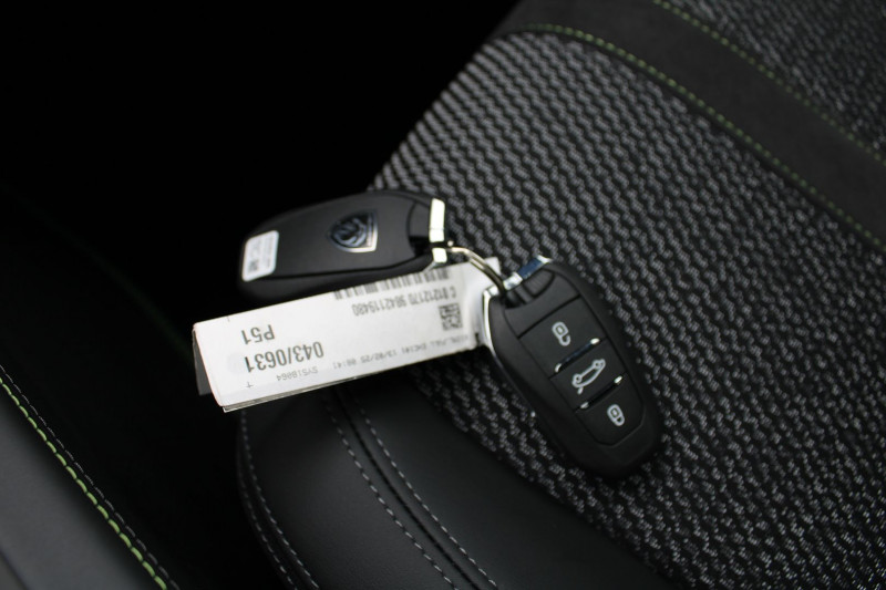 Photo 19 de l'offre de PEUGEOT 308 PHASE 4 GT 145 CV HYBRIDE GPS 3D CAMÃRA FOCAL JA 18 TOIT PANO I-COKPIT BOITE AUT DSC-6 à 29990€ chez Bougel transactions