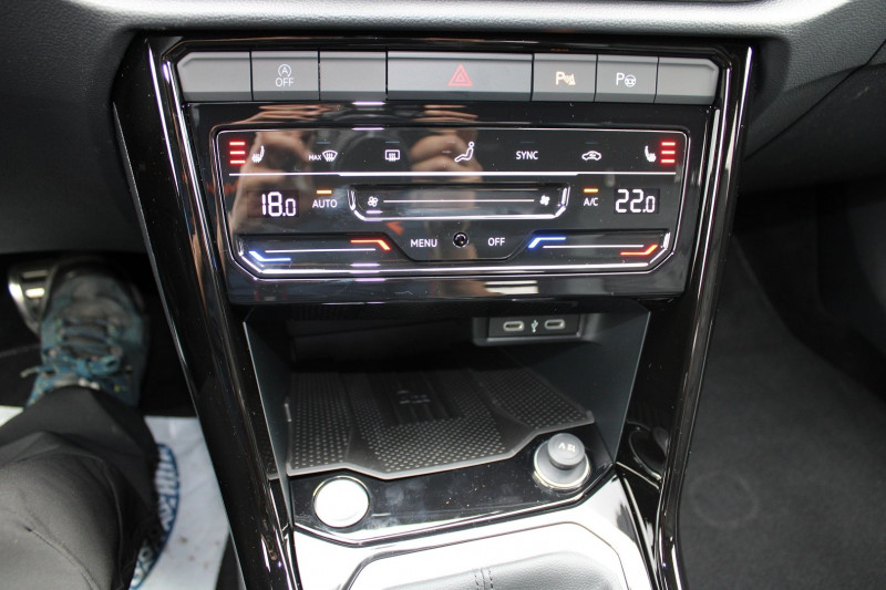 Photo 17 de l'offre de VOLKSWAGEN T-ROC 2L TDI 150 CV R-LINE DSG7 BOITE AUTO CAMÃRA GPS USB FULL LEDS MI CUIR JANTES 18 à 37900€ chez Bougel transactions