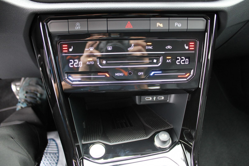 Photo 16 de l'offre de VOLKSWAGEN T-ROC 2L TDI 150 CV R-LINE DSG7 BOITE AUTO CAMÃRA GPS USB FULL LEDS MI CUIR JANTES 18 à 37900€ chez Bougel transactions